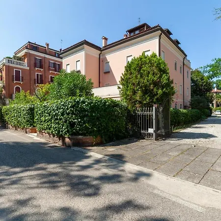 Апартаменти Guesthost - Venice Lido Wonderful With Terrace Lido di Venezia